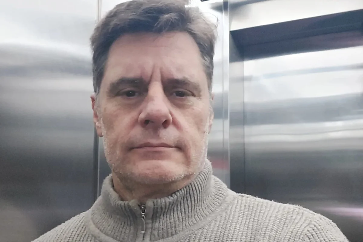 Renato Scarpin posa sério para selfie Renato Scarpin posa sério para selfie