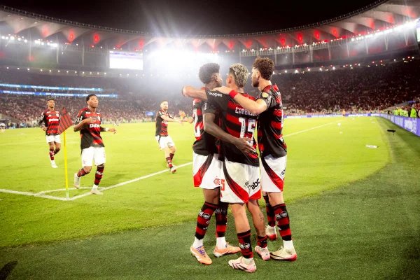 Jogadores do Flamengo comemorando gol diante do Racing pela Libertadores