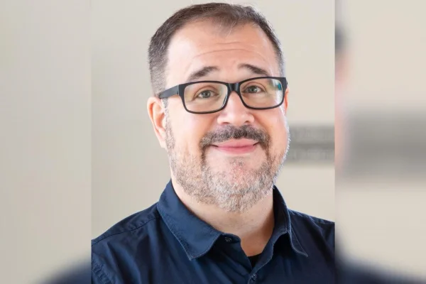 Imagem mostra o pesquisador e professor Rubens Spin-Neto. Ele é um homem branco, ele usa óculos e tem barba clara e cabelo escuro. Metrópoles