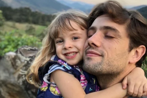 Filha de Rafael Cardoso se choca ao ver o pai beijando outra na TV