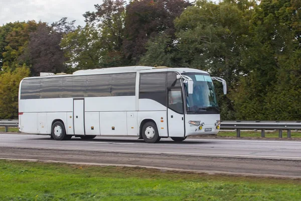 Foto colorida de um ônibus de viagem branco - Metrópoles