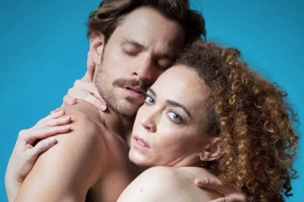 rostos de homem e mulher abraçados - metrópoles