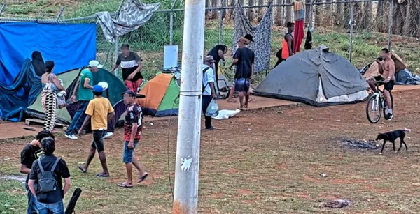 Homens e mulheres em acampamento