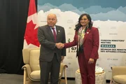 O Ministro das Relaçoes Exteriores do Brasil, Mauro Vieira cumprimentando Ministra dos Negócios Estrangeiros da Malásia, Anita Anand, na cúpula do GT, no Canadá
