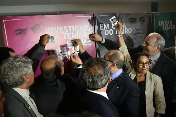 Oposição monta painel pró e contra Temer na entrada da CCJ