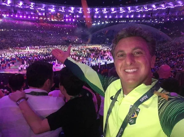 Luciano Huck é vaiado durante estreia do Brasil no vôlei masculino