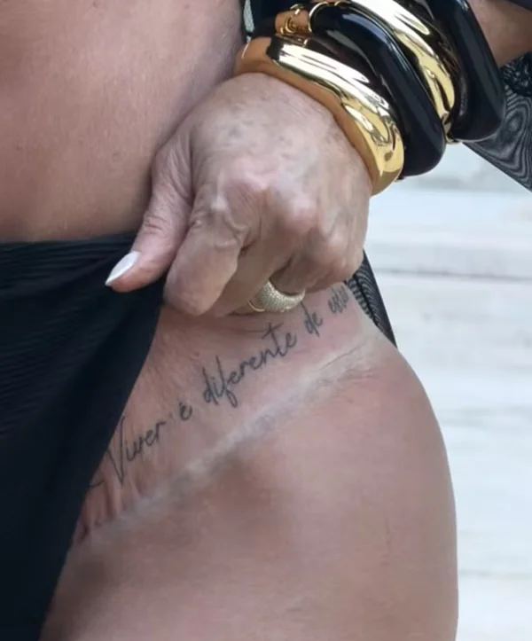 Mãe de Virginia sensualiza e mostra tatuagem íntima: “Brindar à vida” - destaque galeria