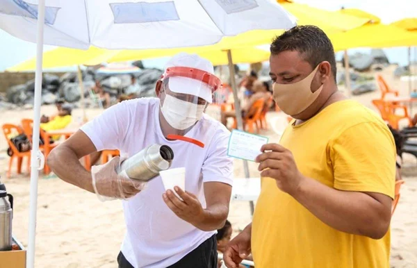 Feijão ou camarão? Em Recife, quem se imuniza ganha Caldinho da Vacina