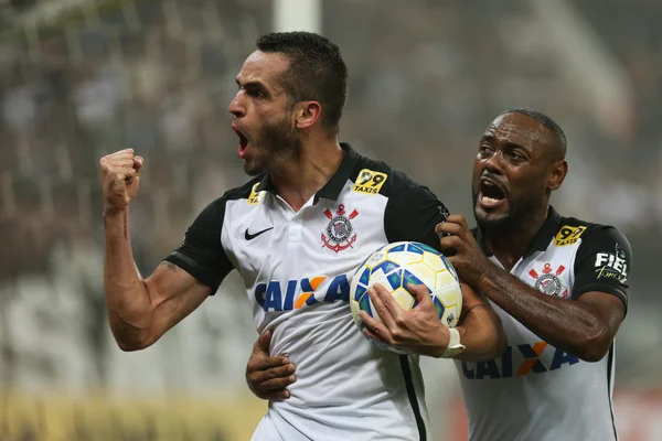 Corinthians empata e vê vantagem na liderança cair para três pontos