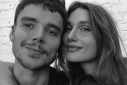 João Lucas e Sasha posam juntos, dando um meio sorriso