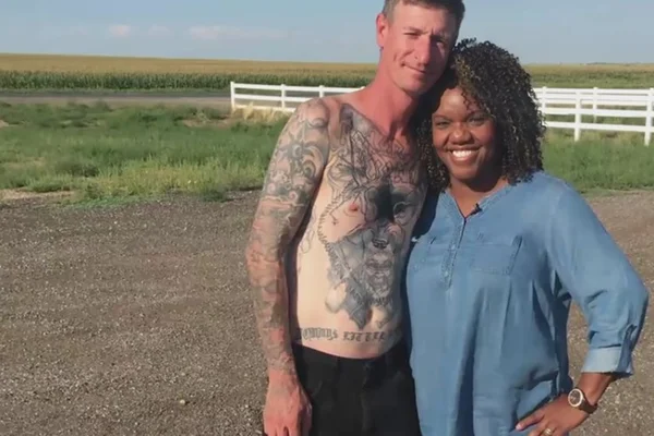 Homem larga nazismo e retira suásticas tatuadas após amizade inusitada