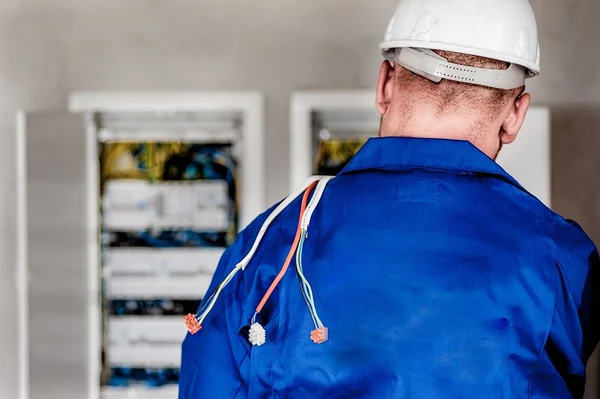 Faturamento da indústria eletroeletrônica deve cair 10% em 2015