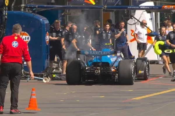 F1: carro de Carlos Sainz pega fogo durante 1º treino livre no Azerbaijão