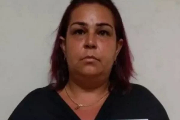 Mulher branca, de cabelos ruivos lisos, pouco acima dos ombros, de camiseta escura e colar fino metálico - Metrópoles