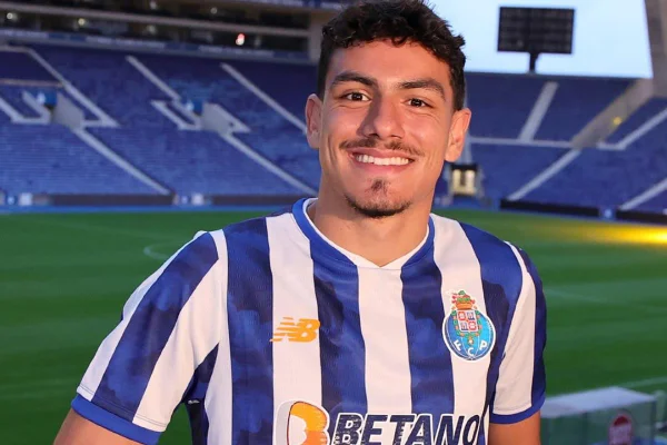 Foto colorida de João Moreira, lateral do Porto - Metrópoles
