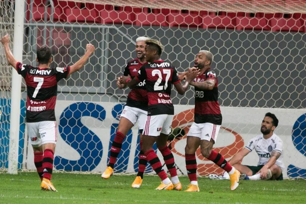 No Mané, Flamengo consegue vitória tranquila sobre o Palmeiras por 2 x 0