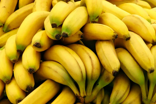 Gerente de restaurante é preso após dar bananas a entregadores