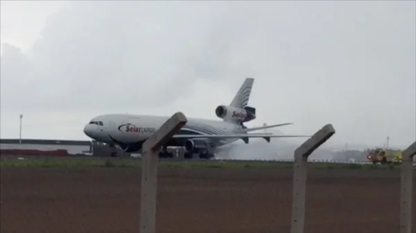 Avião de carga faz pouso de emergência no Aeroporto JK
