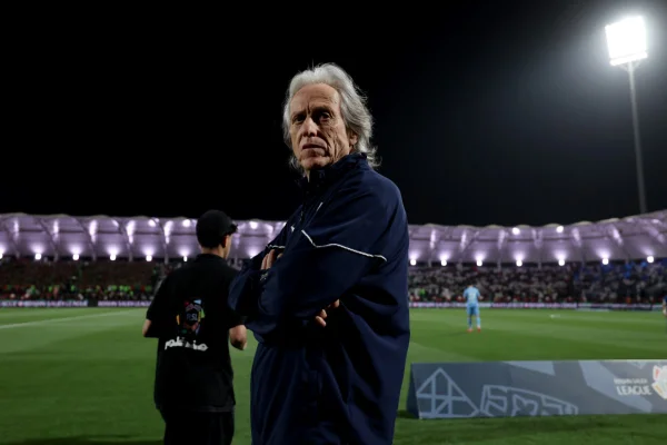 Imagem colorida de Jorge Jesus de braços cruzados - Metrópoles