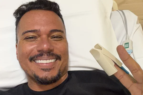 Imagem colorida de Bruno Cardoso, vocalista do Sorriso Maroto, internado em hospital - Metrópoles