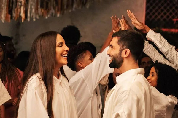 Silva anuncia data de divulgação de nova música com Ivete Sangalo