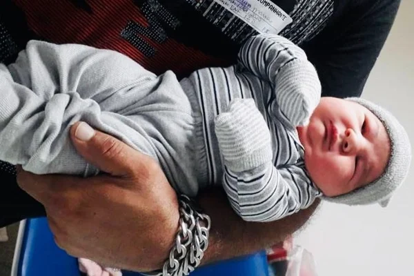 Bebê que nasceu com quase 5 kg vira atração em maternidade