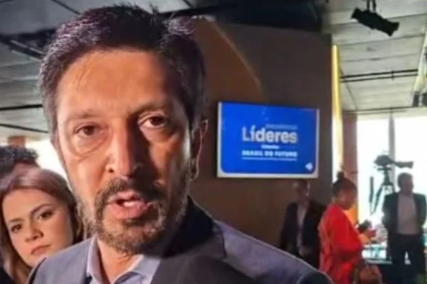 Foto colorida do prefeito de São Paulo Ricardo Nunes (MDB)