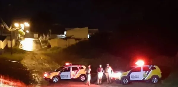 Homem briga com a mulher, sai de casa e é executado com 30 tiros em Fazenda Rio Grande
