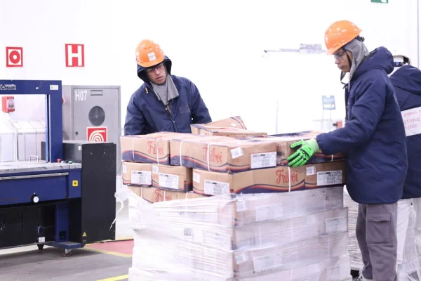 Foto colorida mostra trabalhador em unidade agroindustrial da JBS - Metrópoles