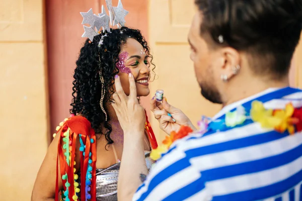 Foto colorida de uma mulher no Carnaval - Metrópoles