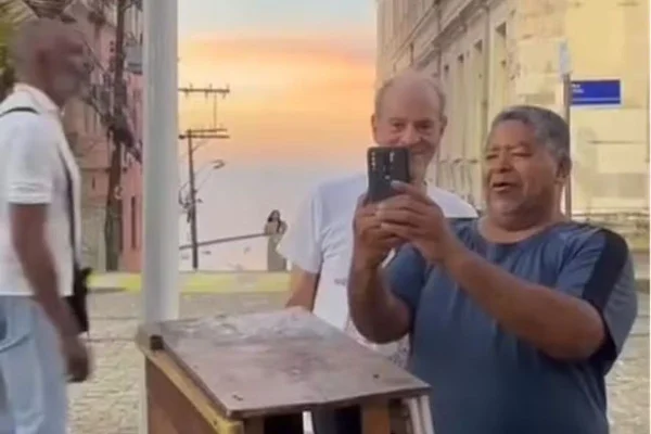 Troca de ícones: fã chama Ney Matogrosso de Caetano em Salvador