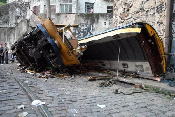 Imagem colorida de acidente do bonde de Santa Teresa no Rio de Janeiro - Metrópoles