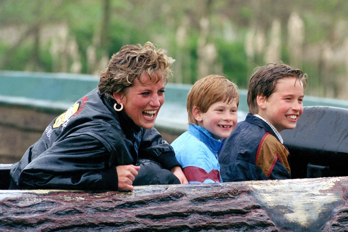No papel de mãe, princesa Diana buscou dar uma infância normal aos dois filhos, William e Harry No papel de mãe, princesa Diana buscou dar uma infância normal aos dois filhos, William e Harry