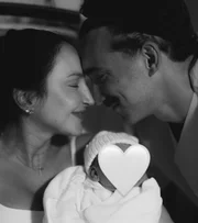 Léo Ortiz e Maitê Lo Sardo posam com a primeira filha