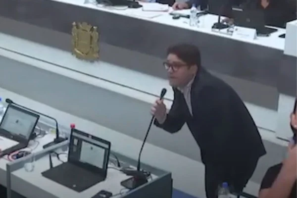 Madson Henrique estava em sessão da Câmara de Jundiaí, no interior de SP, quando foi atacado. Nas redes, o vereador mostrou a xenofobia - Metrópoles