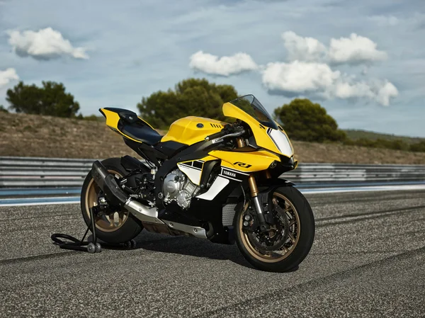 MZ-YAMAHA VANTAGGIOイエロー Motos: Yamaha agora é uma sexagenária