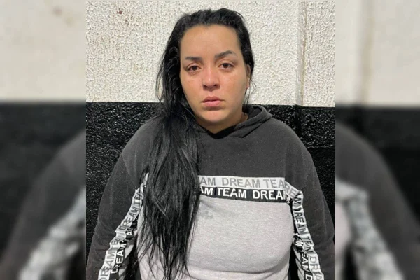 Chorando, mulher é presa após furtar R$40 mil em óculos de shopping