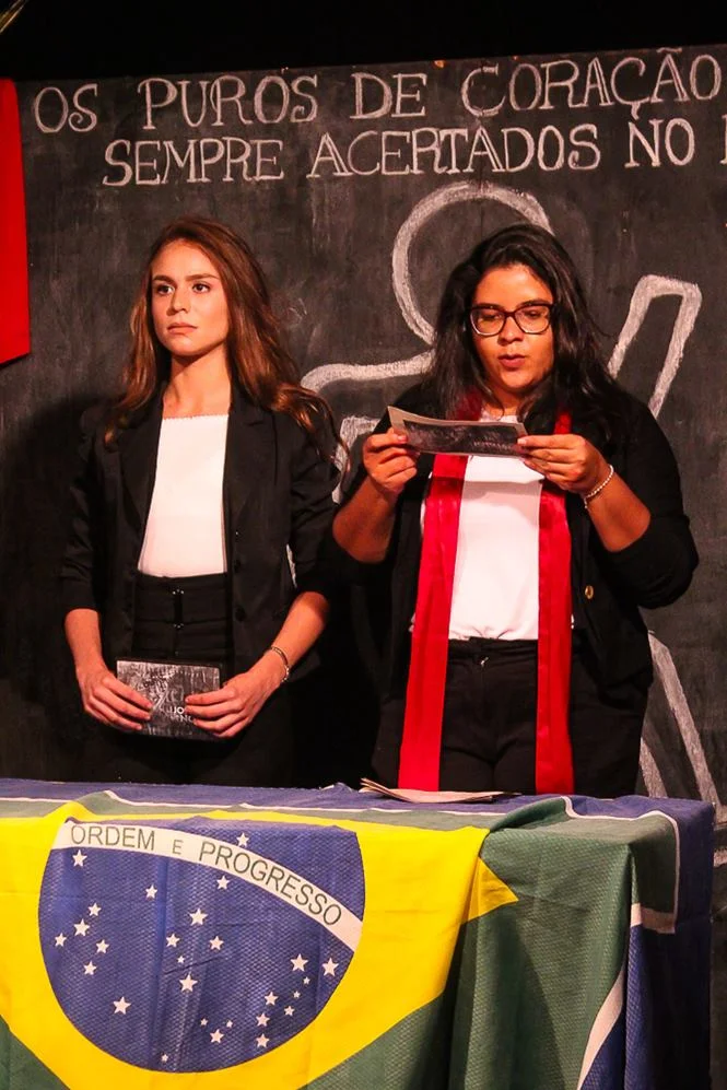Em Revide, a imprensa é retratada de forma humorística e ironizada Em Revide, a imprensa é retratada de forma humorística e ironizada