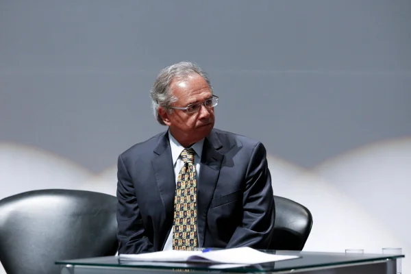 “Parasita”: servidores denunciam Guedes e Câmara pede explicação