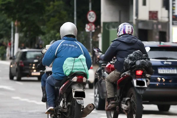Motos passam pela Rua da Consolação, em São Paulo