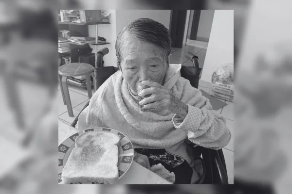 Foto em preto e branco de mulher de 89 anos que morreu após ser atacada por cachorro