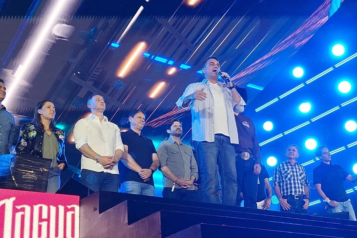 Na reta final da campanha, Flávio e Tarcísio fazem aparição curta em rodeio - imagem 3 Na reta final da campanha, Flávio e Tarcísio fazem aparição curta em rodeio - imagem 3