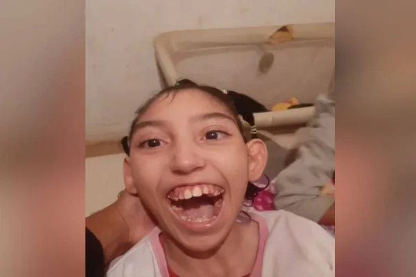 O centro de apoio para famílias de crianças com deficiência e doenças crônicas, Instituto Sol Nascente, está realizando uma campanha de doação para a jovem Eshiley Yasmin Zacarias, de 13 anos. Eshiley possui microcefalia, paralisia cerebral, tetraplegia espástica e deficiência intelectual e precisa de ajuda no custo de suplementos e remédios.