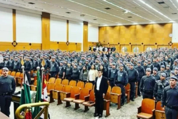 Imagem colorida mostra reunião da PM em templo da Igreja Universal