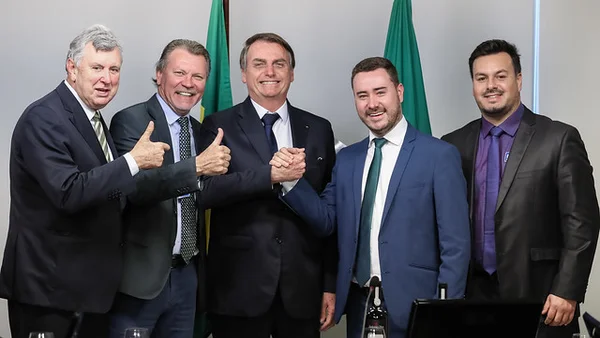 Bolsonaro ganha égua de presente: “Domou a esquerda”, diz prefeito