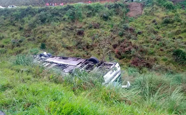 Imagem colorida de ônibus que capotou na BR-116, Paraná - Metrópoles