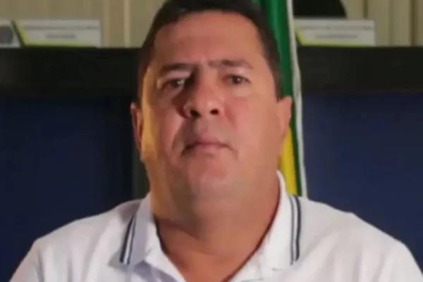 Imagem colorida de homem de blusa branca