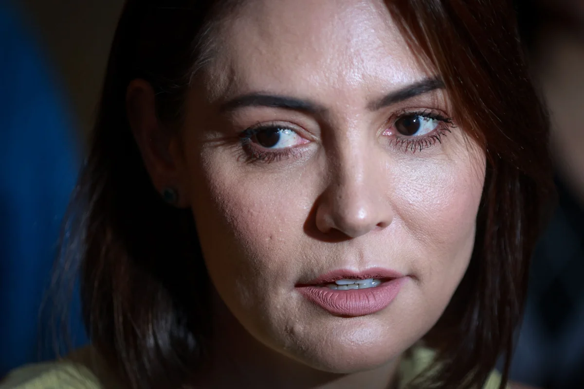 Michelle Bolsonaro fala com a imprensa sobre possível candidatura Michelle Bolsonaro fala com a imprensa sobre possível candidatura