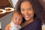 Lucy Ramos posa sorridente com a filha, Kyara, no colo