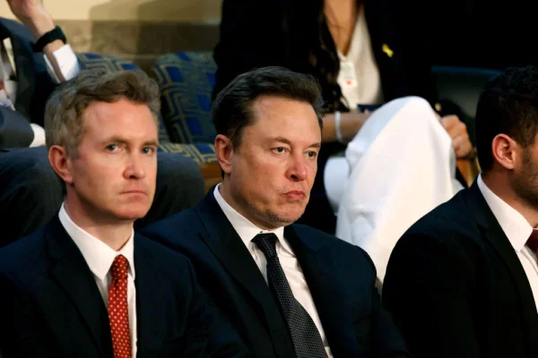 Imagem colorida de Elon Musk - Metrópoles